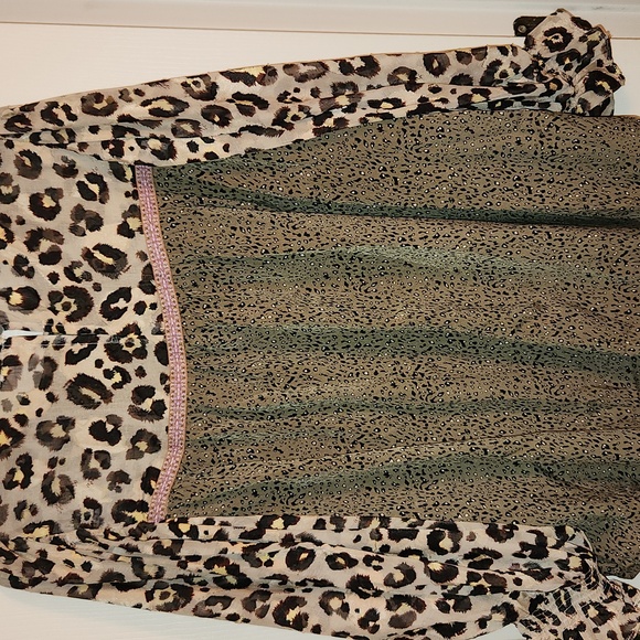Beautifil Entro Leopard and Tan Blouse, Flowy Sleeves Gather At Wrist - Picture 4 of 13